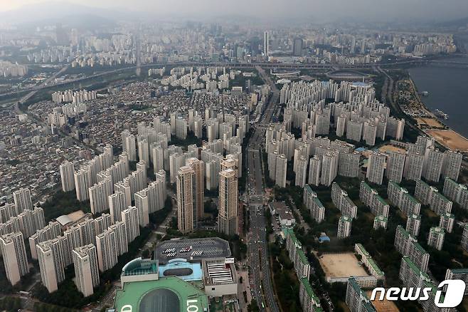 서울 송파구 롯데월드타워 서울스카이에서 바라본 송파구 일대 아파트 단지 모습. 2022.6.10/뉴스1 © News1 민경석 기자