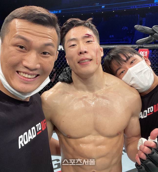 기원빈의 세컨드로 참석한 정찬성이 승리 후 기원빈과 함께 기쁜 표정을 짓고 있다. 버팅으로 찢긴 상처가 눈에 선하다. 사진 | 기원빈 SNS