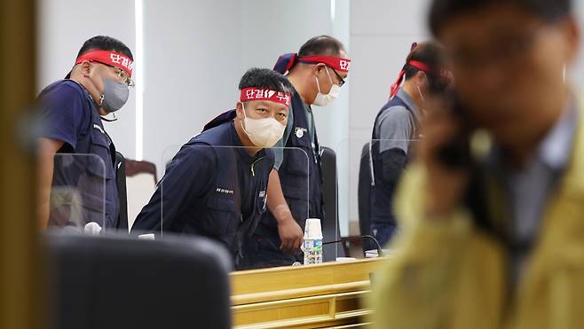 민주노총 전국공공운수노동조합 화물연대본부 관계자들이 지난 10일 오전 세종시 정부세종청사 국토부에서 안전운임 일몰제폐지, 전차종·전품목 확대 및 유가대책 등 2차 교섭을 위해 회의실로 들어가고 있다. /연합뉴스