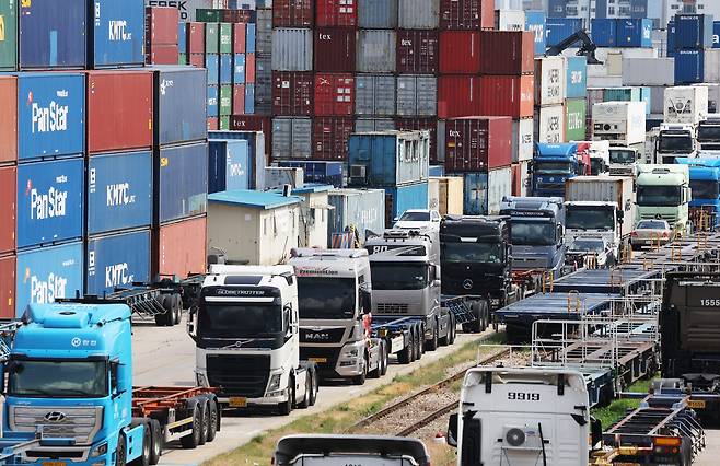 화물연대 총파업 일주일째인 13일 오후 경기도 의왕시 내륙컨테이너기지(ICD)에서 쌓여있는 컨테이너 옆에 화물차들이 멈춰 서 있다. /연합뉴스