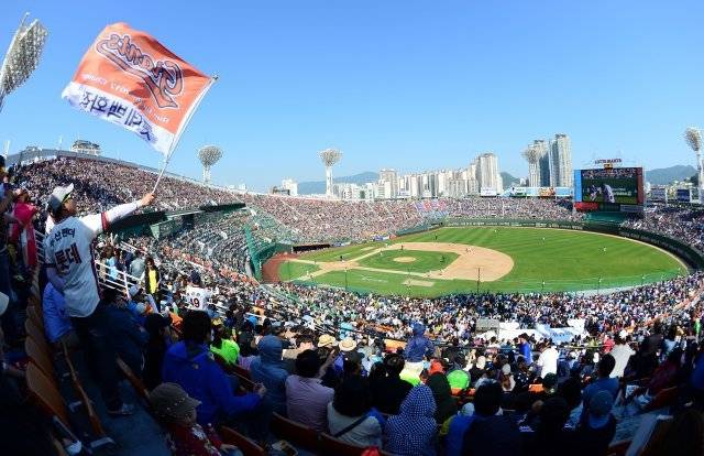 사직야구장은 세계에서 가장 큰 노래방이다. 부산 팬들은 프로야구가 출범한 1982년부터 롯데에 전폭적인 지지를 보냈다. 하지만 
롯데는 최장기간 우승, 한국시리즈 진출, 정규시즌 1위를 못한 3관왕의 불명예를 이어가고 있다. 스포츠동아 자료 사진