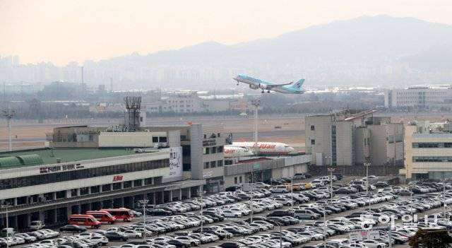 김포국제공항 활주로에서 항공기가 이륙하고 있다. 동아일보 DB