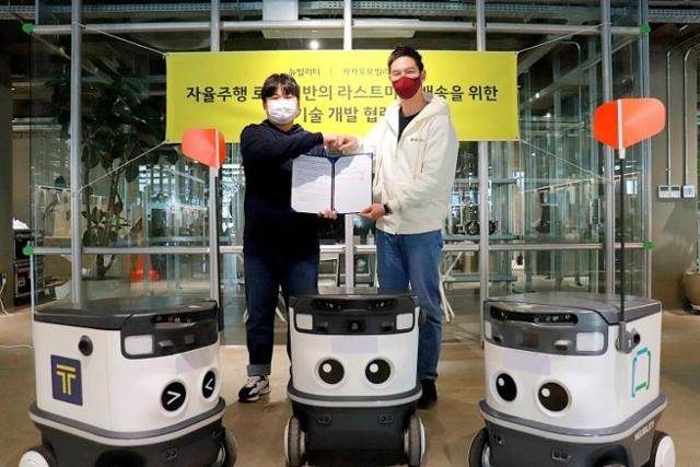 3월 이상민(왼쪽) 뉴빌리티 대표와 장성욱 카카오모빌리티 미래이동연구소장이 라스트마일 배송 플랫폼 개발 관련 업무협약을 체결하는 모습. 연합뉴스 제공