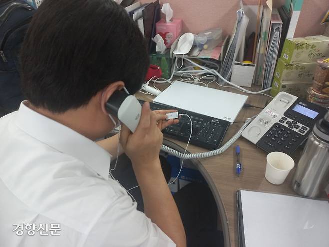 시각장애인 김훈씨(50)가  지난 13일 서울 영등포구 한국시각장애인연합회 사무실에서 음성 OTP 사용 시연을 하고 있다. 윤기은 기자