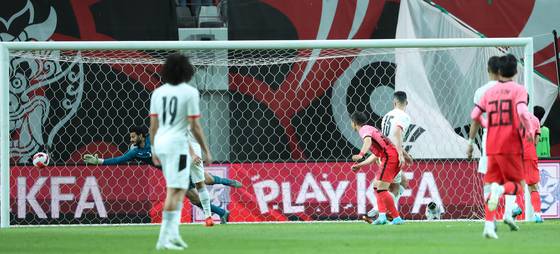 Kwon Chang-hoon, center, heads in Korea's fourth goal in a game against Egypt at Seoul World Cup Stadium in Mapo District, western Seoul on Tuesday. [YONHAP]