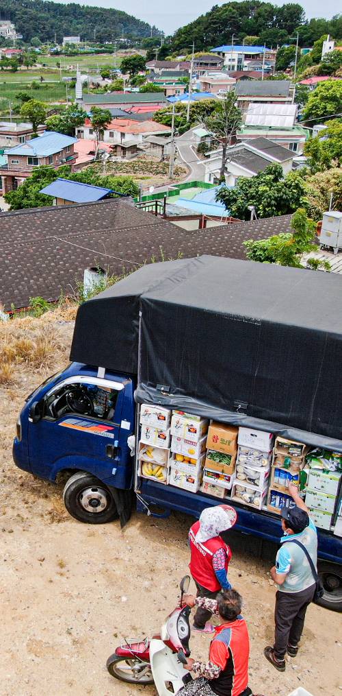 “밭에 가 있는 사람들, 바다에 가 있는 사람들, 빠진 것들 다시 보는 사람들이 있으니 자꾸 돌지.” 권씨의 만물트럭은 한눈에 들어오는 승봉도의 마을을 하루에 네댓 바퀴 돈다.