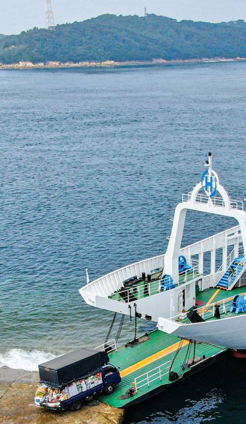 지난 10일 승봉도 선착장에서 권씨의 만물트럭이 대이작도로 향하는 배에 오르고 있다. 목요일에 승봉도에 들어왔던 권씨는 대이작도를 거쳐 토요일에 다시 인천으로 나간다.