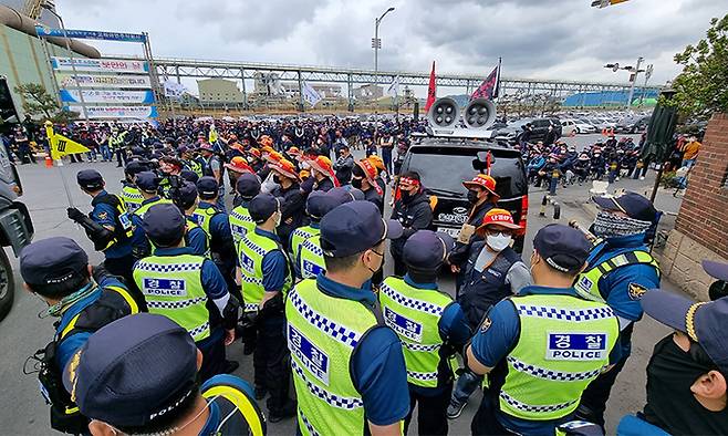 민주노총 공공운수노조 화물연대본부의 총파업이 일주일째 이어지고 있는 13일 울산 화물연대 조합원들이 울산 울주군 고려아연 온산제련소 앞에서 집회를 열고 경찰과 대치하고 있다. 뉴시스
