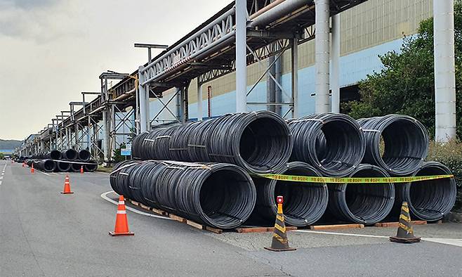 지난 12일 경북 포항시 남구 제철동 포스코 포항제철소 공장 외부에 출하하지 못한 제품이 쌓여 있다. 연합뉴스