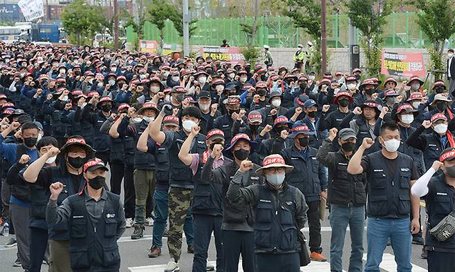 민주노총 공공운수노조 화물연대 총파업 일주일째인 13일 화물연대 울산지역본부는 울산신항 앞에서 총파업 출정식에서 조합원들이 구호를 외치고 있다. 뉴시스