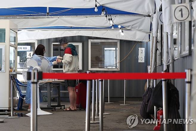 (서울=연합뉴스) 신현우 수습기자 = 6일 오후 서울역 광장에 마련된 코로나19 선별진료소에서 한 시민이 검사를 받고 있다.2022.6.6 nowwego@yna.co.kr