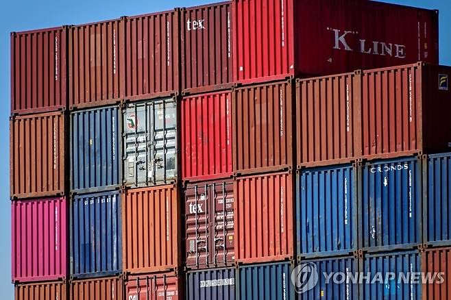 항구에 쌓인 화물 컨테이너(기사와 직접적인 관련 없음)   [EPA 연합뉴스 자료사진. 재판매 및 DB 금지]