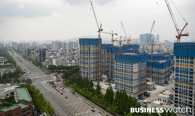 지난 4월15일부터 2달째 공사가 중단된 서울 강동구 둔촌주공 재건축 현장 /사진=이명근 기자 qwe123@