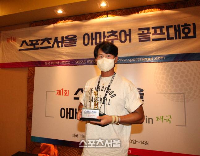 제1회 스포츠서울 아마추어골프대회 신페리오 부문 1위 한용(가운데) 씨가 트로피를 들고 기념촬영을 하고 있다. &nbsp;사진 | 파타야=스포츠서울 이웅희기자