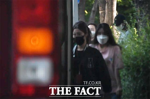 지난달 26일 오전 대구의 A 대학교 앞에서 외국인 유학생들이 B 제조업체로 향하는 버스에 오르고 있다. /이효균 기자