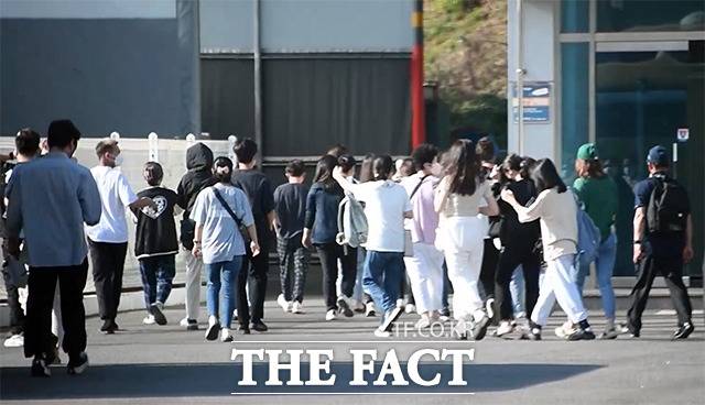 경북 구미시 산업단지에 있는 B 업체로 들어서는 외국인들. /배정한 기자