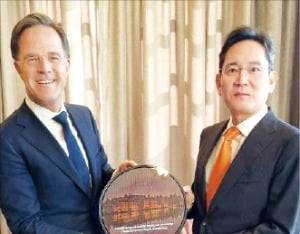 이재용 삼성전자 부회장이 14일(현지시간) 마르크 뤼터 총리에게 기념 웨이퍼를 전하고 있다. /삼성전자 제공