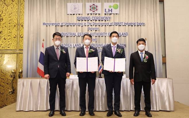 (왼쪽부터) 전조영 주태 한국대사관 공사, 김현준 사장, 베리스 아마라팔라 IEAT 청장, 쑤리야 쯩룽루엉낏 태국 산업부 장관이 '국 동부경제회랑(EEC) 경제특구 내 스마트 산업단지 조성사업 추진' 업무협약 후 기념촬영을 하고 있다. [사진 = LH]