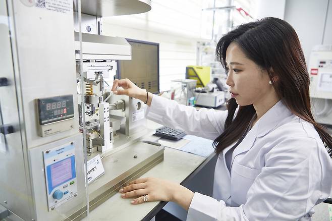 윤혜원 박사가 나노복합코팅기술 관련 연구를 수행하고 있다.[한국생산기술연구원 제공]