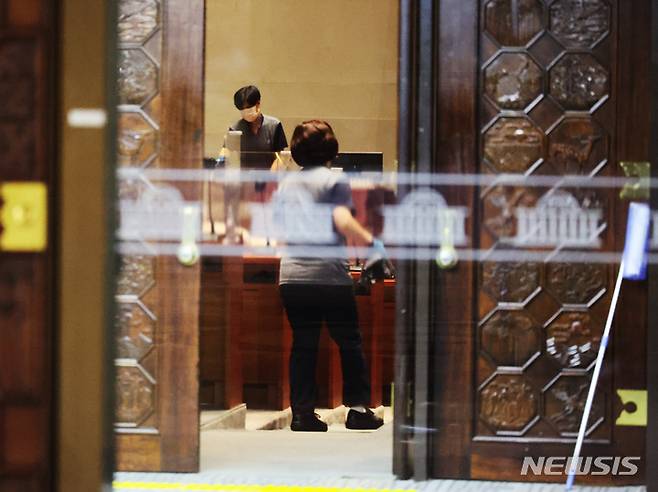 [서울=뉴시스] 최진석 기자 = 제21대 국회 후반기 원구성을 두고 여야의 대치가 길어지고 있는 13일 서울 여의도 국회 본관 제2회의장에서 국회 환경미화원들이 회의장 청소를 하고 있다. 2022.06.13. (공동취재사진) photo@newsis.com