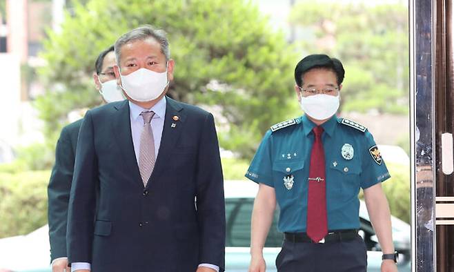 이상민 행정안전부 장관(가운데)이 지난 9일 서울 경찰청을 방문하고 있다. 오른쪽은 김창룡 경찰청장. 뉴시스