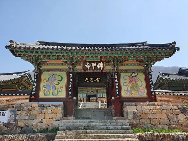 불갑사는 우리나라에서 제일 처음 불교가 도래한 곳이라는 이야기가 내려오는 전라남도 영광에 위치한 사찰이다.