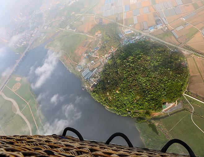 열기구에서 바라본 백마강, 칠지공원, 정림공원 풍경 [사진/진성철 기자]