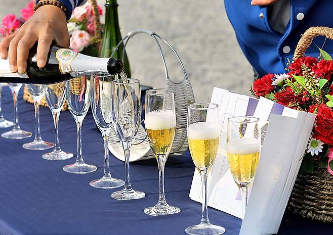 서정목 대표파일럿이 성공적인 비행을 축하하기 위해 샴페인을 따르고 있다 [사진/진성철 기자]