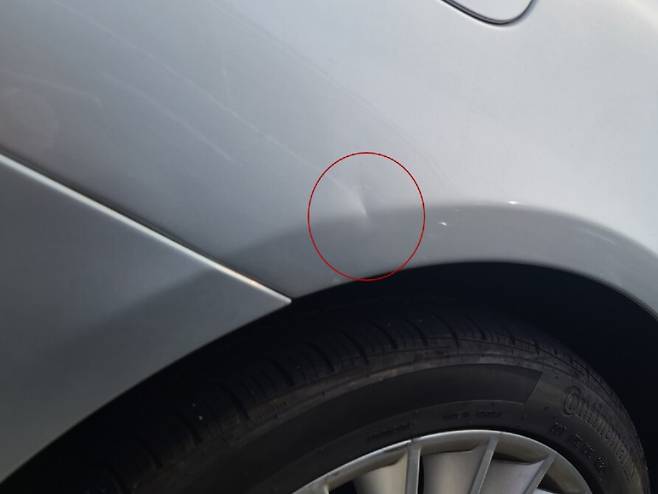 A씨가 문콕으로 생긴 흠집이라며 올린 사진. /보배드림