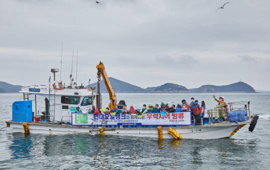 삼길포항에 새끼 우럭 방류. 사진=현대오일뱅크 제공