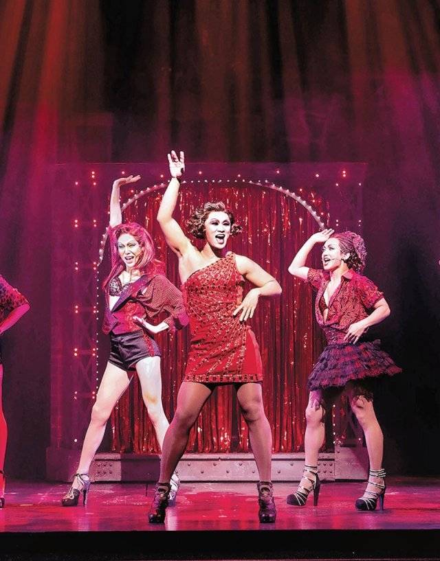 뮤지컬 ‘킹키부츠’에서 유쾌한 드래그퀸 롤라 역을 맡은 배우 강홍석(가운데)이 동료 드래그퀸 ‘엔젤’들과 함께 춤추고 있다. CJ ENM 제공