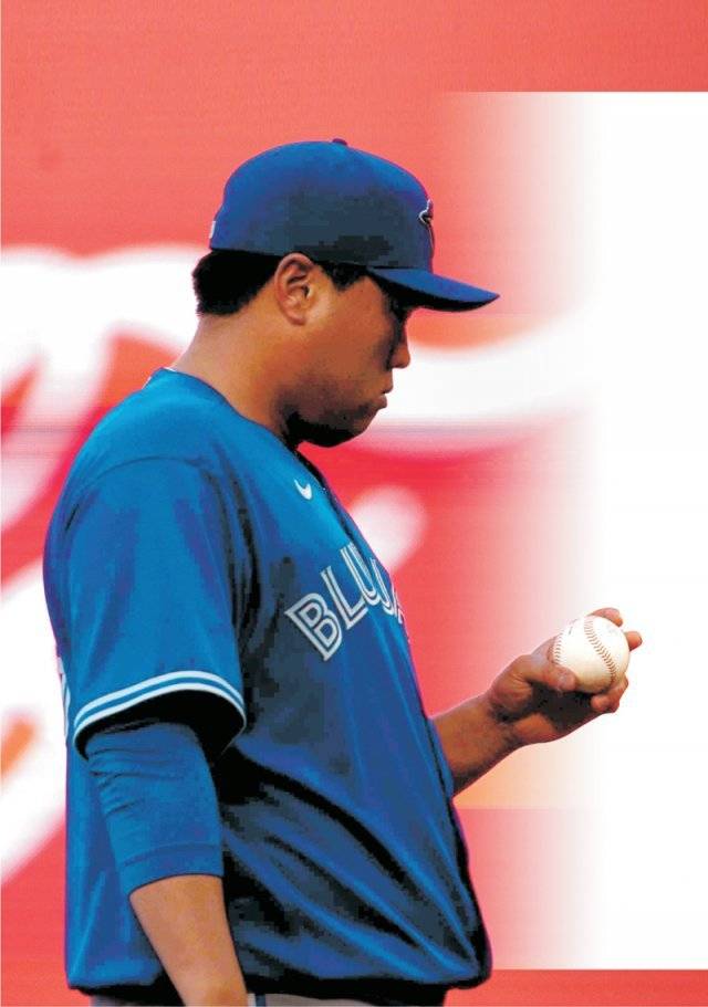 류현진이 지난달 27일 LA 에인절스와의 메이저리그 방문경기에 선발 등판해 1회말 투구를 시작하기 전 공을 바라보고 있다. 이날 
시즌 두 번째이자 마지막 선발승을 챙긴 류현진은 왼쪽 팔꿈치 부상 때문에 수술을 받기로 하면서 2022시즌을 조기 마감하게 됐다.
 애너하임=AP 뉴시스