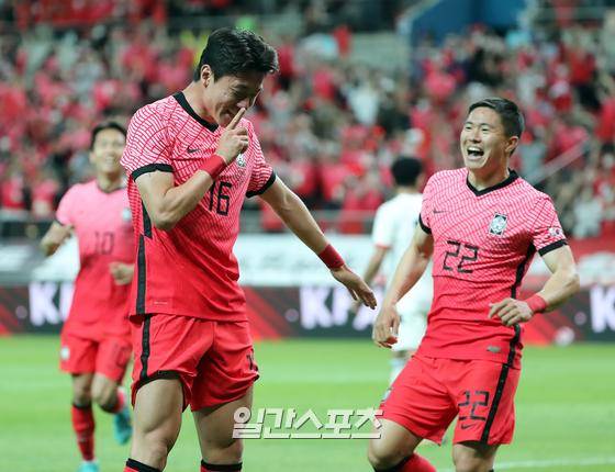 대한민국 축구대표팀과 이집트 대표팀의 친선경기가 14일 오후 서울 상암동 서울월드컵경기장에서 열렸다. 전반 황의조가 첫 골을 넣고 세레머니를 하고 있다. 상암=김민규 기자 mgkim1@edaily.co.kr /2022.06.14/
