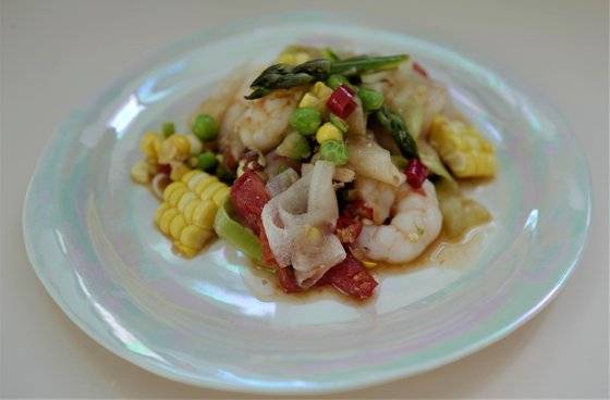 그린파파야 대신 참외를 넣어 달콤함을 더한 쏨땀. 사진 김혜준