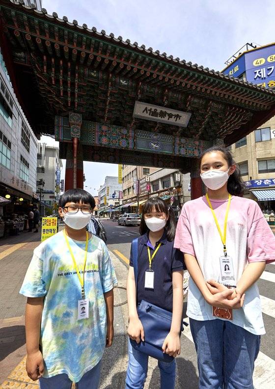 서연우(서울 월계초 5)·나예현(서울 행현초 5)·박민아(서울 버들초 6·왼쪽부터) 학생기자가 전국 각지에서 모인 한약재를 유통·판매하고, 다양한 한방 관련 업종이 밀집된 서울약령시의 일주문 앞에 섰다.