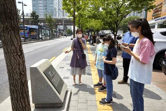 현재 표지석만 남은 성동역은 과거 경춘선 기점으로 지역 약재가 몰려 들어와 서울약령시 형성에 큰 영향을 끼쳤다.