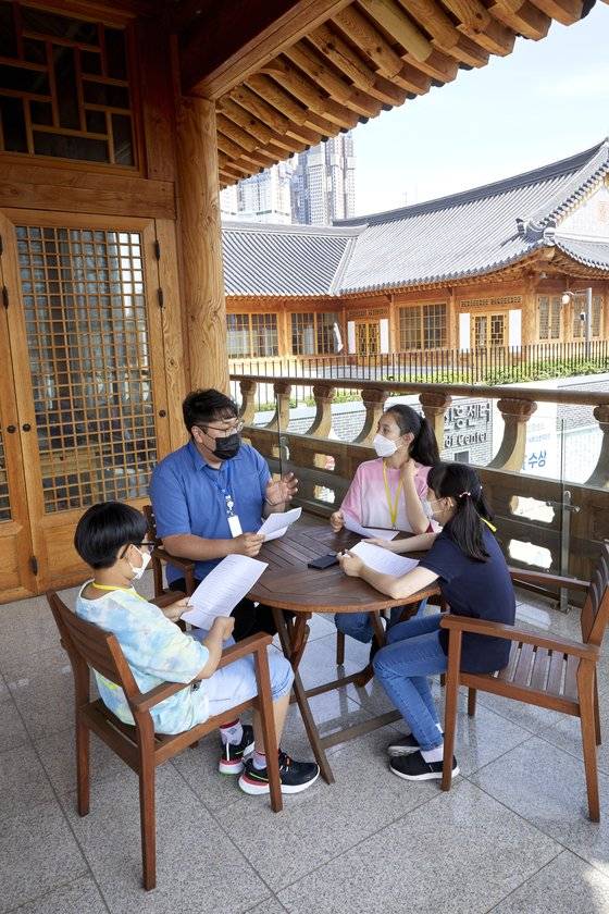 소중 학생기자단이 서울한방진흥센터 위원범 주무관(왼쪽에서 둘째)을 인터뷰하며 한의학에 대한 궁금증을 풀었다.