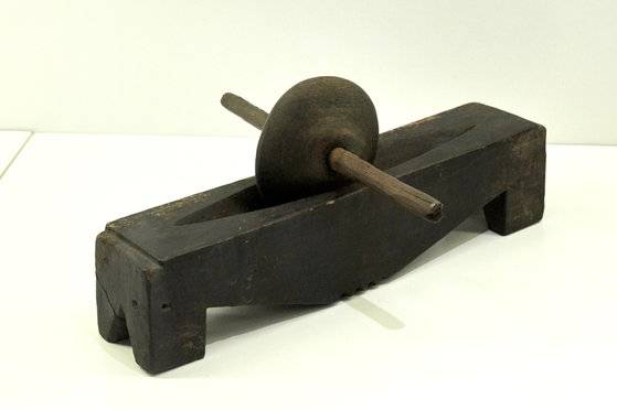 희귀 약재 서각(犀角)은 코뿔소의 뿔을 활용한 것으로, 현재는 사용하지 않는다(위 사진). 다양한 약재를 갈아서 가루로 만드는 약연.