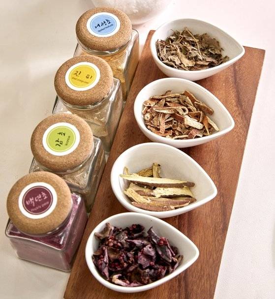 족욕 솔트에 쓰이는 어성초, 진피, 감초, 백년초 분말은 피부 트러블에 효과가 있다.