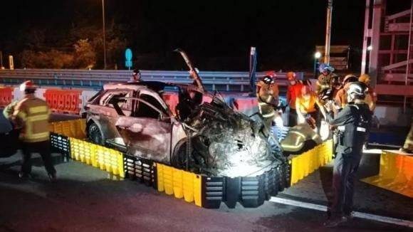 지난 4일 부산 강서구 남해고속도로 요금소에서 발생한 아이오닉5 추돌 사고 현장. 소방관들은 차 주변에 가벽을 세운 뒤 물을 쏟아부어 배터리가 물에 잠기게 하는 '침수법'을 활용해 화재를 진압했다. 사진제공=부산소방재난본부