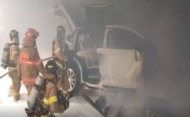 2020년 서울 용산구 한남동 한 아파트 지하주차장에서 발생한 테슬라 '모델X' 화재 사고. 사진제공=연합뉴스