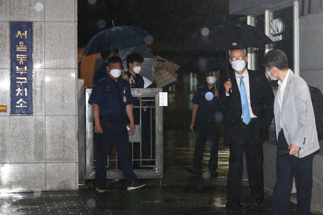 백운규 전 산업통상자원부 장관이 15일 밤 서울 송파구 서울동부구치소에서 나오고 있다. 뉴시스