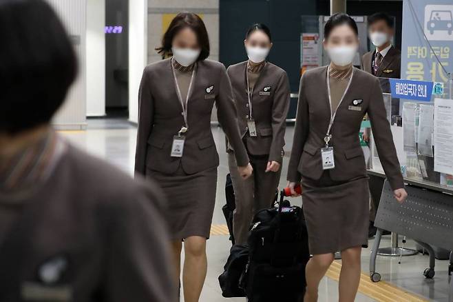 [인천공항=뉴시스] 백동현 기자 = 대규모 반정부 시위가 일어난 카자흐스탄 알마티에 발이 묶였던 아시아나 항공 승무원들이 13일 오후 인천국제공항을 통해 귀국하고 있다. 2022.01.13.