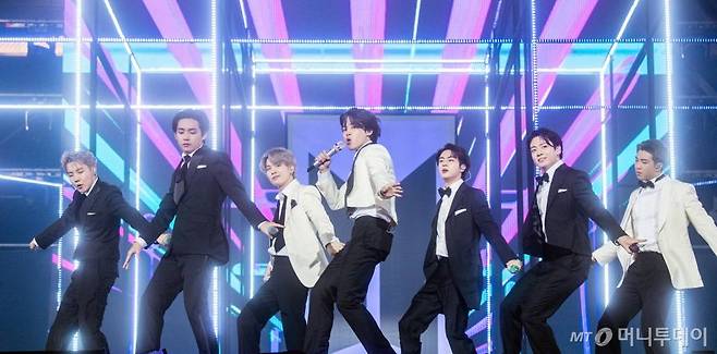 그룹 방탄소년단(BTS)이 2일 오후 온라인 생중계로 진행된 2021 더팩트 뮤직 어워즈(TMA) 시상식에서 축하무대를 펼치고 있다. /사진제공=더팩트뮤직어워즈 2021.10.02 /사진=이동훈 기자 photoguy@