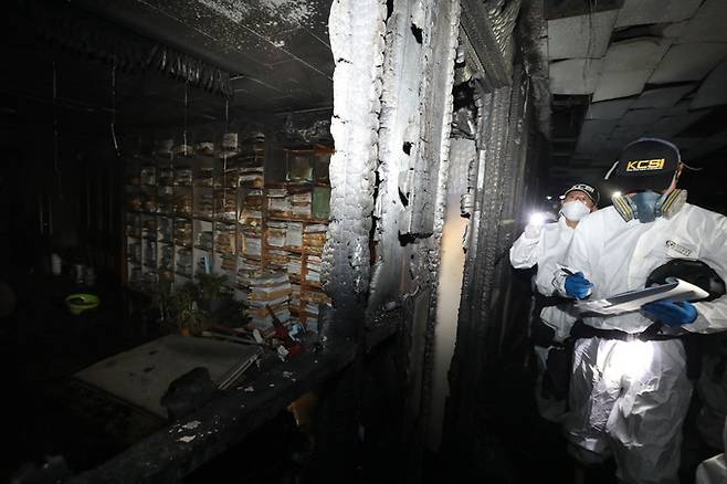 경찰과 국립과학수사연구원이 대구 수성구 변호사 사무실 방화 사건 현장에서 정밀 감식을 하고 있다. 대구=연합뉴스