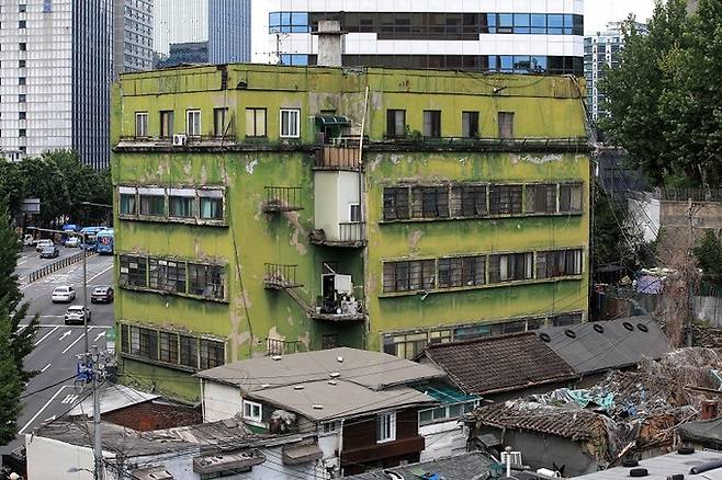 일제강점기에 준공돼 우리나라에서 현재 가장 오래된 아파트로 꼽히는 서울 서대문구 충정로3가에 있는 ‘충정아파트’가 철거된다. 뉴스1