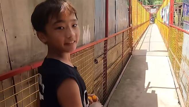 땅콩을 팔며 웃음을 잃지 않는 코피노 소년 RJ(13). 유튜브 ‘필리핀 김마담’