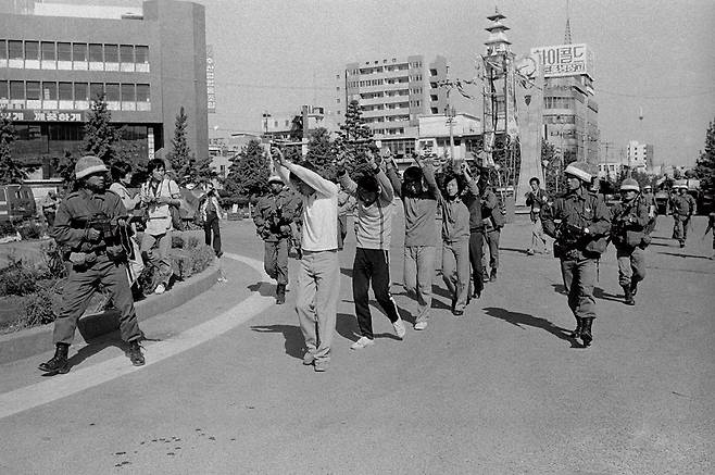 1980년 5월18일 광주에서 계엄군이 군사정권 퇴진을 요구하는 학생들을 전남도청으로 연행하고 있다. ⓒ연합뉴스
