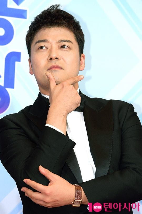 Jun Hyun-moo, who became a public solo again with Breakup with Lee Hye-sung earlier this year, is playing a central role in MBC entertainment I Live Alone.It guarantees laughter with the character Tminnam (a man sensitive to trend), and shows a stronger teamwork as an intermediate bridge role between the early and new members.The stagnant ratings are also on the rise.Jun Hyun-moo, who was the master of I Live Alone, got off after breakup with Han Hye-jin and returned to the 400th special in June 2021, two years and three months later.In the meantime, Jun Hyun-moo started a public relationship with Lee Hye-sung again.Public reactions to the return of Jun Hyun-moo were mixed.Although I was expecting to play a role in raising the chemistry of the members with stable progress, I Live Alone was in a recession due to the members subsequent difficulties and limitations of items, and I was disappointed with the Choices of the production team, not the new change.In that Jun Hyun-moo is a fixed member and does not appear as a Yeon-pa (a secret party of women) with Park Na-rae and Hwasa, the production team chose Jun Hyun-moo instead of Han Hye-jin.However, even with Jun Hyun-moos return, the I Live Alone still slowed down; the 400-time special continued to decline in ratings.Jun Hyun-moo still blended with existing members, but it was hard to find any laughing points.Jun Hyun-moo, who has completed the adaptation period, has recently begun to show off his standout since the Tminnam character took over.At first, there were many words that it was not a setting, but it was really full of trend from the interior of the mid-century of Kyungsujin to the fire room of Song Minho and the telescope of Code Kunst at the actual Jun Hyun-moo house.In addition to the busy schedule, I attended the events such as the Gian 84 exhibition and the houses of Kim Kwang-gyu, and made a sticky loyalty and chemistry.He also laughed at the breakup mention with Lee Hye-sung, saying, Please swear.The ratings also drew a boost.Last week, the broadcast of the code Kunsts CPR styling for Jun Hyun-moo raised expectations for the styling of the string-up to be unfolded and soared to the highest audience rating of 10.1%.The topicality also came first in the topic of I Live Alone for 12 consecutive weeks of gold () non-drama TV.Jun Hyun-moo, who became a solo again at the age of 46 after finishing his second public love affair.Romance is over, but his performance, which guarantees laughter with a true I Live Alone look, is drawing attention.