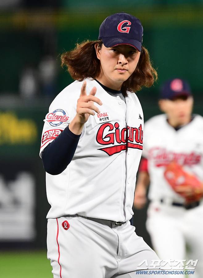 2022 KBO리그 롯데자이언츠와 삼성라이온즈의 경기가 9일 부산사직야구장에서 열렸다. 롯데 김원중이 삼성의 7회초 공격을 무실점으로 막아내고 있다.  부산=최문영 기자 deer@sportschosun.com/2022.06.09/